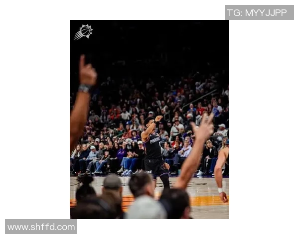 布克全场爆发力展现精彩时刻 领衔球队逆袭胜利的关键表现